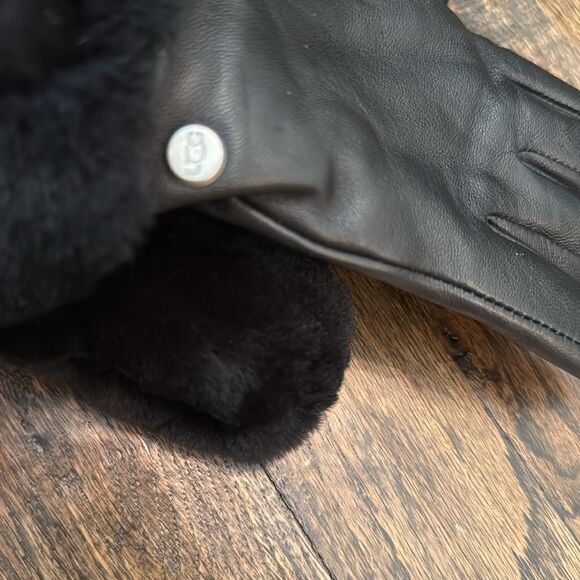 UGG Shearling-Trim Leather Gloves - Picture 4 of 5
